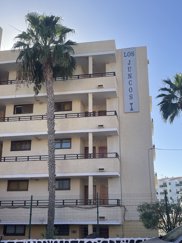 A multi-story building with balconies and a sign that reads 'LOS JUNCOSI'. - 'Villasyaiza ' los Juncos I' (San Bartolomé de Tirajana)