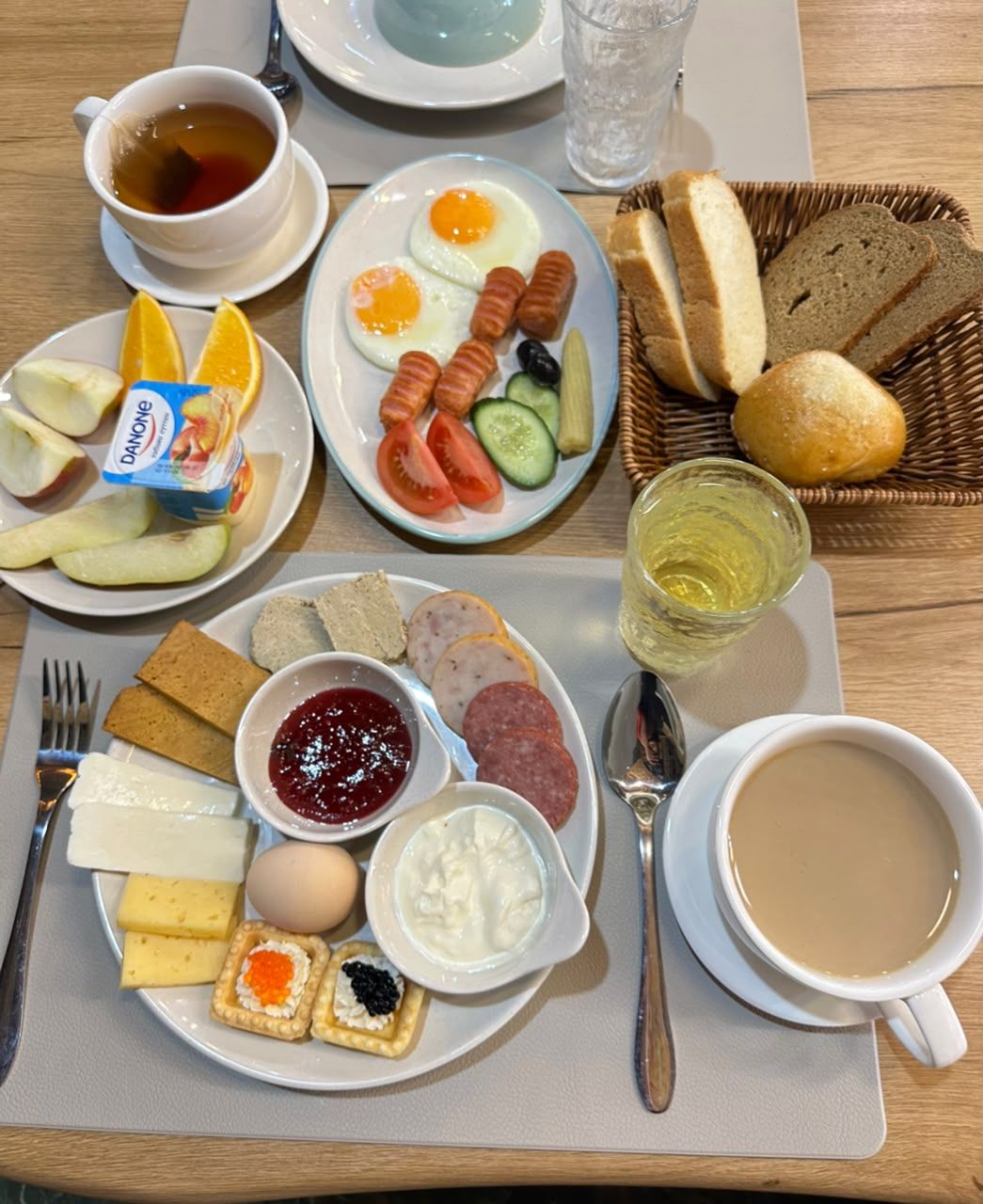 Un desayuno con diferentes alimentos y bebidas.