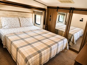 Room - Superb 2-Bedroom RV On The Lake- City Convenience- Arlington (Grand Prairie)