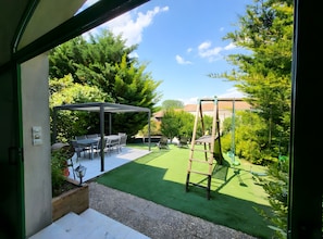 A patio with a table and chairs, a swing set, and a pergola. - Holiday Home 'Ferme De Saint-rémy, En Champagne' with Private Terrace, Wi-Fi and Air Conditioning (Saint-Remy-le-Petit)