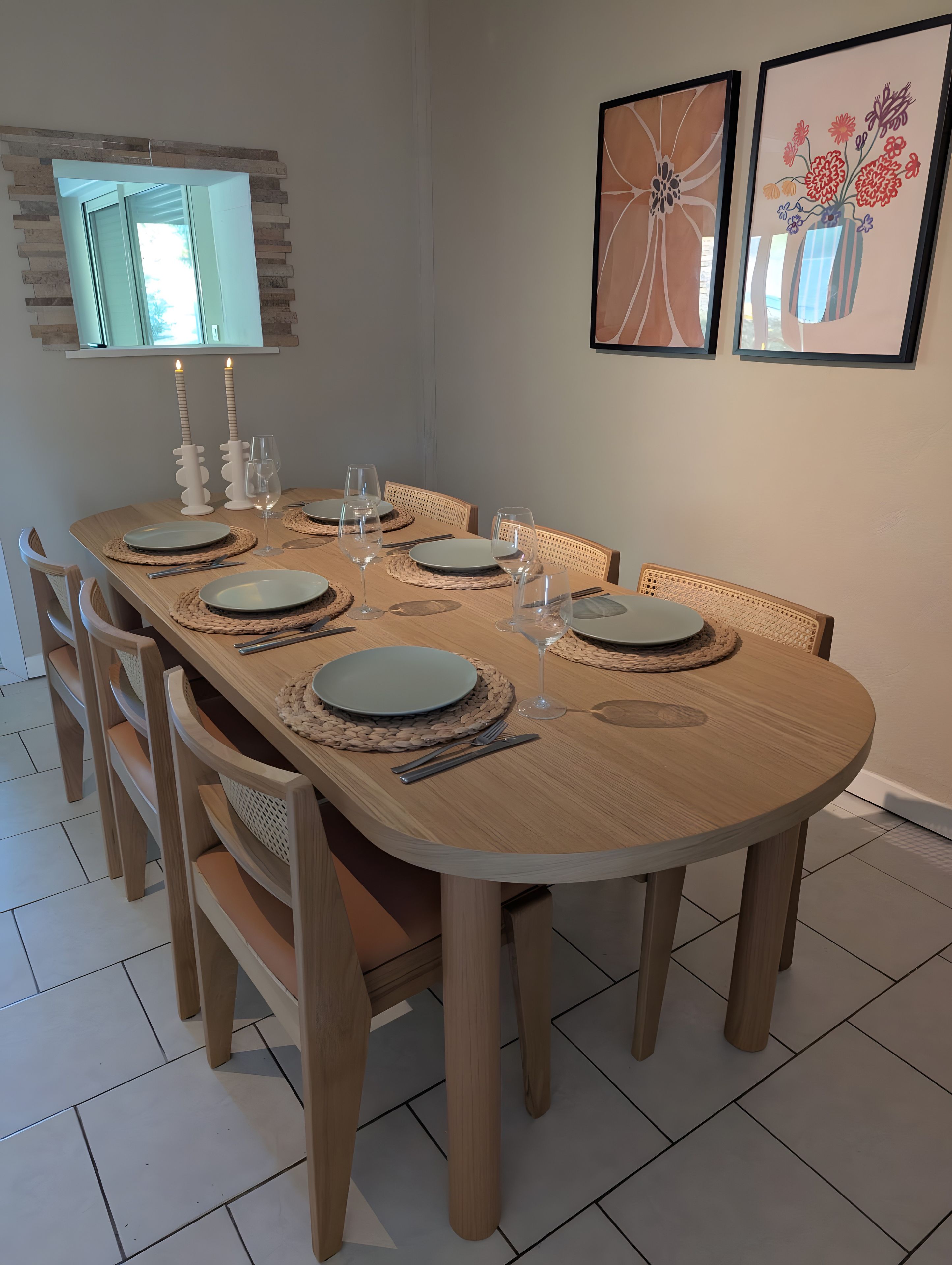 Comedor con una mesa de madera dispuesta para seis personas, rodeada de seis sillas.