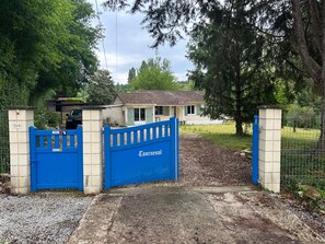A gated entrance to a property with a house visible beyond the gate. - Holiday Home 'Tournesol' with Private Pool, Wi-Fi and Air Conditioning (Tournon-d'Agenais)
