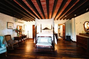 A traditional room with a four-poster bed, wooden flooring, and a rustic ceiling. - Hacienda Siesta Alegre (Río Grande)