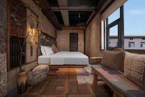 Un dormitorio con cama, un banco, una ventana y una puerta.