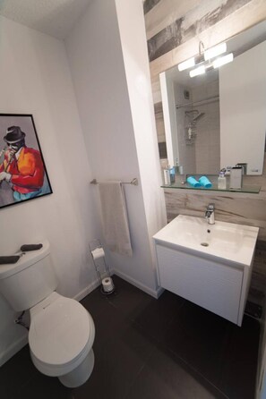 Bathroom - Oceana #2. Beach front unit in Isla Verde (Carolina)