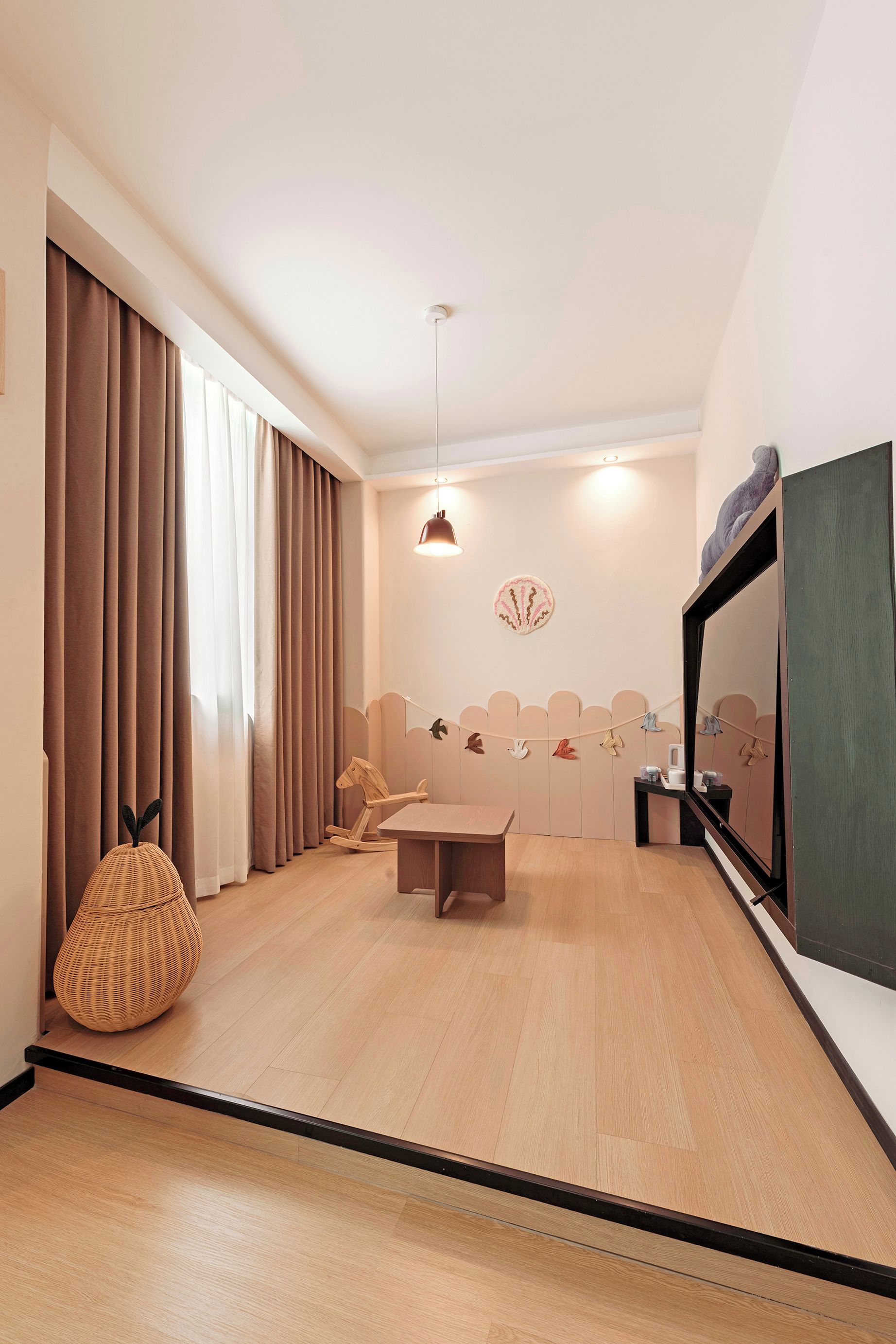Una habitación moderna y bien iluminada con una mesa de comedor, una lámpara colgante y un espejo grande.