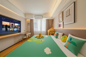 Habitación de hotel con una cama grande, un televisor montado en la pared, una mesita con sillas y una ventana con cortinas.