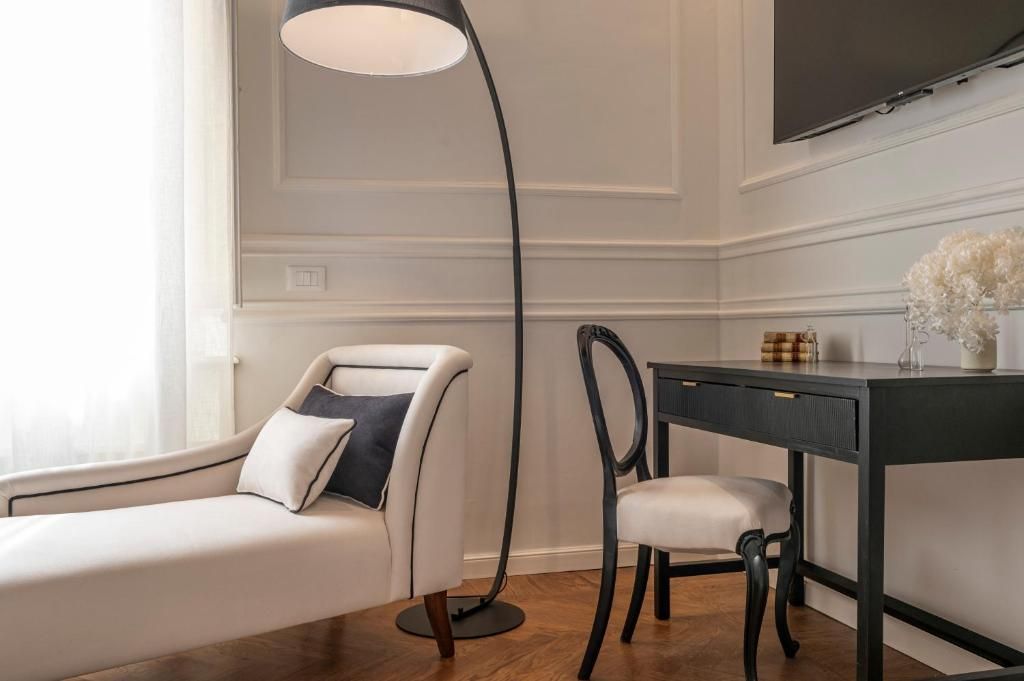 Una habitación moderna con sofá, escritorio y lámpara de pie.