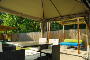 Outdoor dining - Putt & pool in Raleigh (Raleigh)