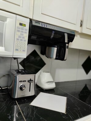 Kopi dan/atau alat penyeduh kopi