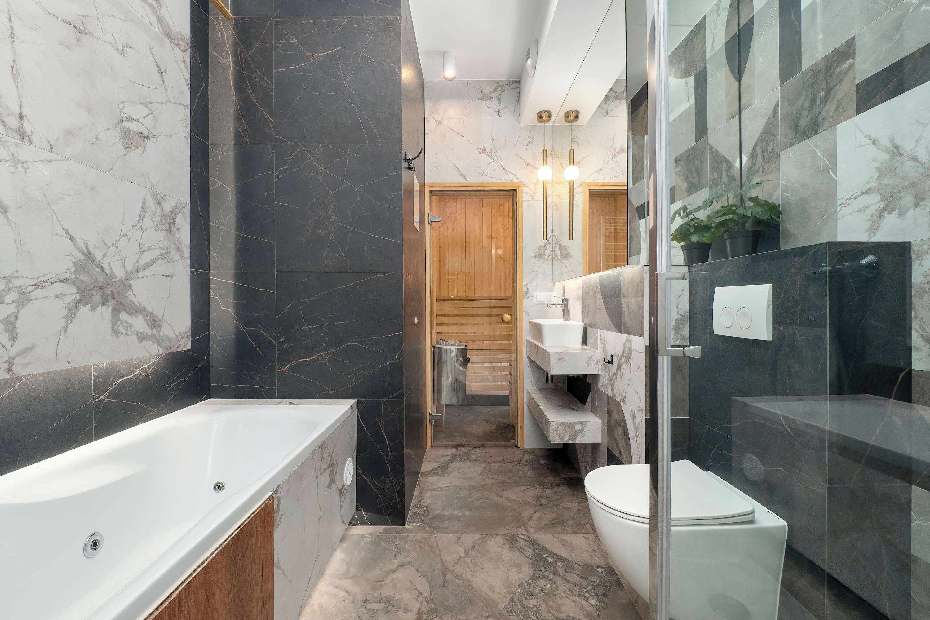 Ein modernes Badezimmer mit Badewanne, Toilette und Duschbereich.