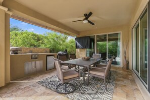 Outdoor dining - Charming 2-bedroom house in Vistancia (Peoria)