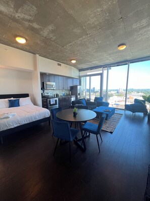 Room - High Rise Apartment with skyline views in Downtown Raleigh (Raleigh)