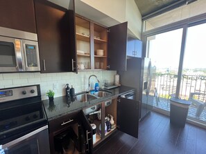 Private kitchen - High Rise Apartment with skyline views in Downtown Raleigh (Raleigh)