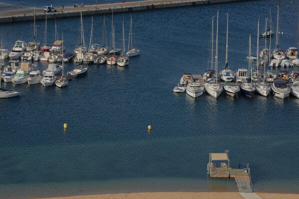 Marina com vários barcos atracados.
