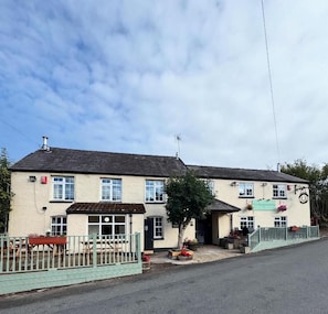 Exterior - The Horseshoe Inn (Mamhilad)