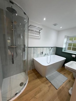 Bathroom - The Horseshoe Inn (Mamhilad)