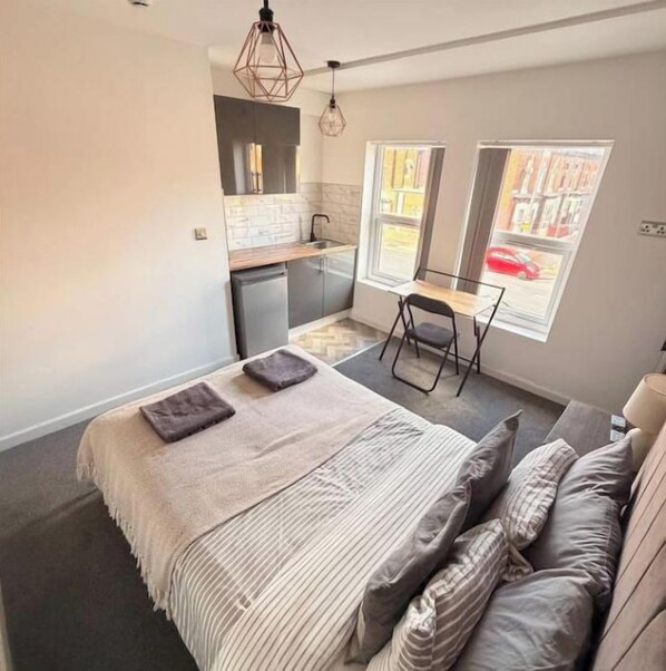 Room - Modern Studio Apartment 5-Private Kitchen & Shower (Manchester)