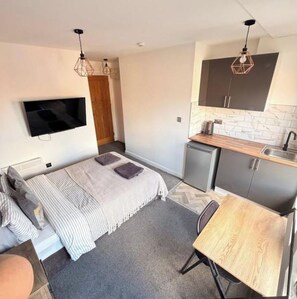 Room - Modern Studio Apartment 5-Private Kitchen & Shower (Manchester)