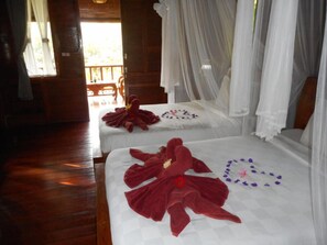 A room with two beds, each with a canopy and a red blanket. - Cozzy Kubu Alas Tunggal Villa (Karangasem)