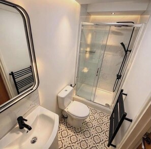 Bathroom - Modern Studio Apartment 6-Private Kitchen & Shower (Manchester)