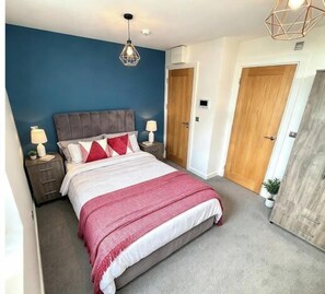 Room - Modern Studio Apartment 6-Private Kitchen & Shower (Manchester)