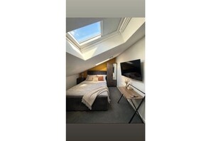 Room - Modern Studio Apartment 8-Private Kitchen & Shower (Manchester)