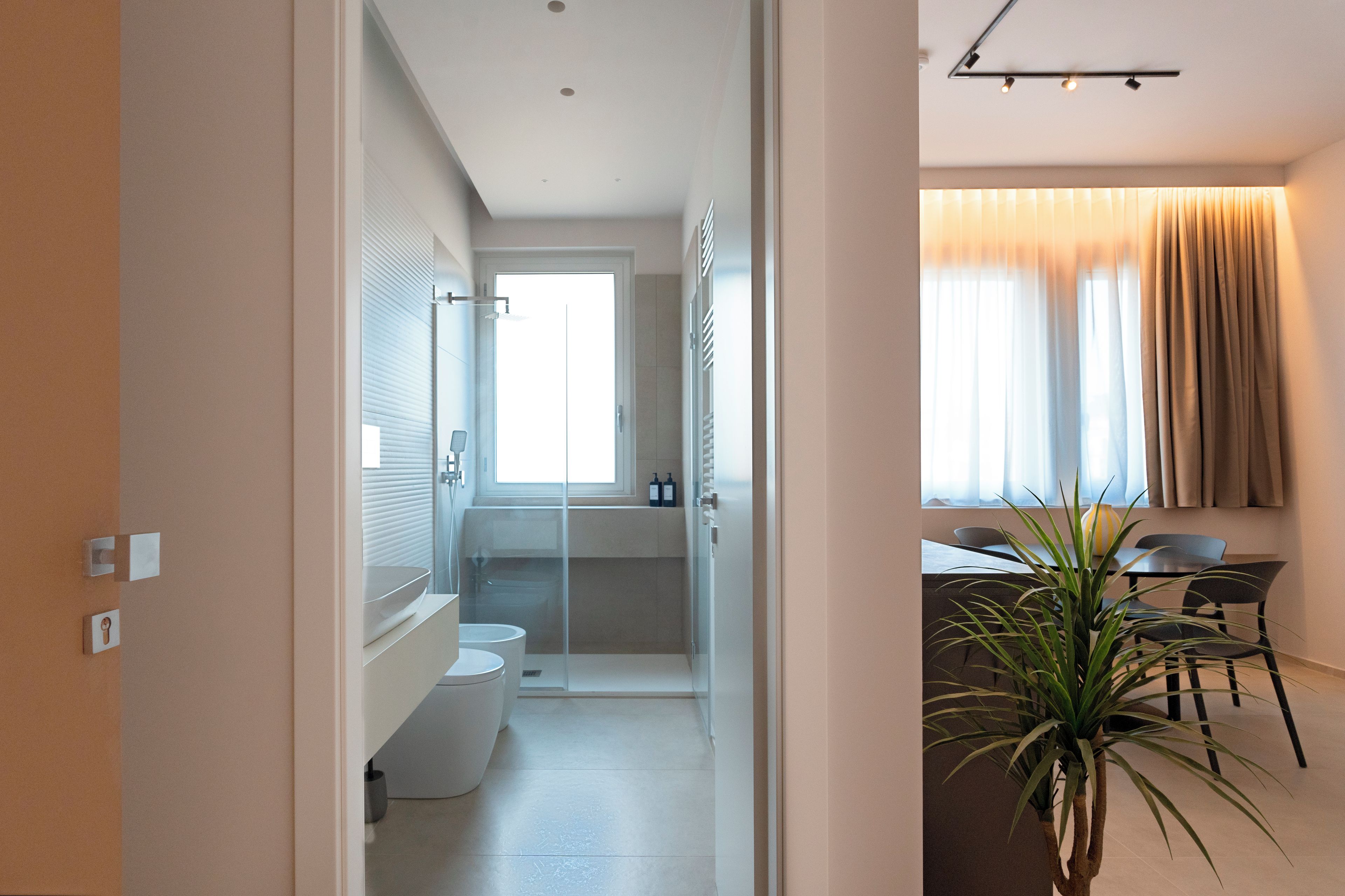 Un baño moderno con ducha, inodoro y lavamanos.