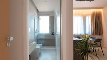 Un baño moderno con ducha, inodoro y lavamanos.