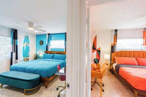 Una habitación de hotel con una cama, un escritorio, una silla y un ventilador de techo.