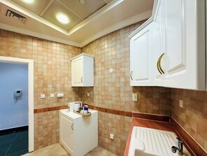 Une salle de bain avec des toilettes, un lavabo et des placards.