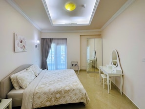 Une chambre d’hôtel avec un lit, un bureau doté d’un miroir et un grand miroir fixé au mur.