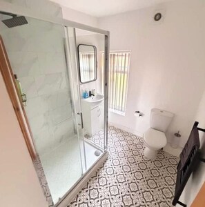 Bathroom - Modern Studio Apartment 7-Private Kitchen & Shower (Manchester)