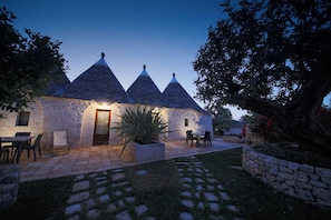 Outdoor dining - New Listing (Puglia)