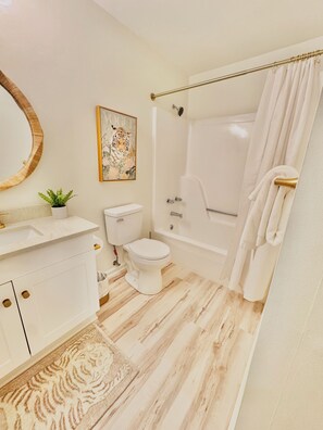 Bathroom - NEW! The Loveliest Stay - Auburn 2/2 Retreat (Auburn)