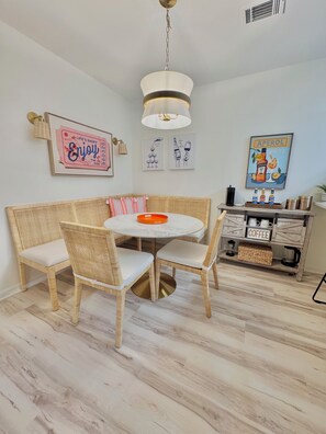 Dining - NEW! The Loveliest Stay - Auburn 2/2 Retreat (Auburn)