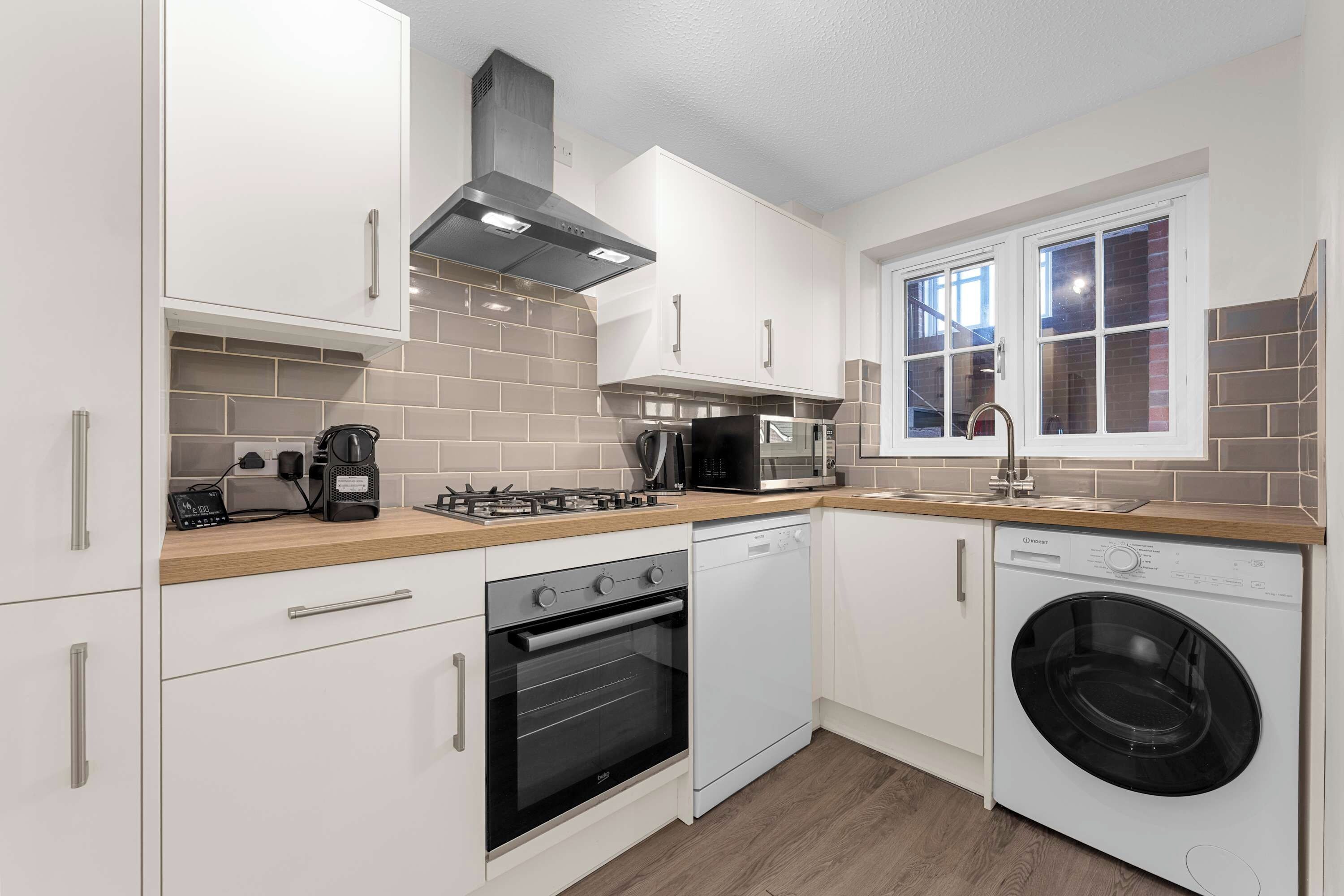 Fitted kitchen with gas hob, oven and washing machine