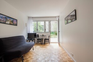 Living area - New Listing (PariPariss)