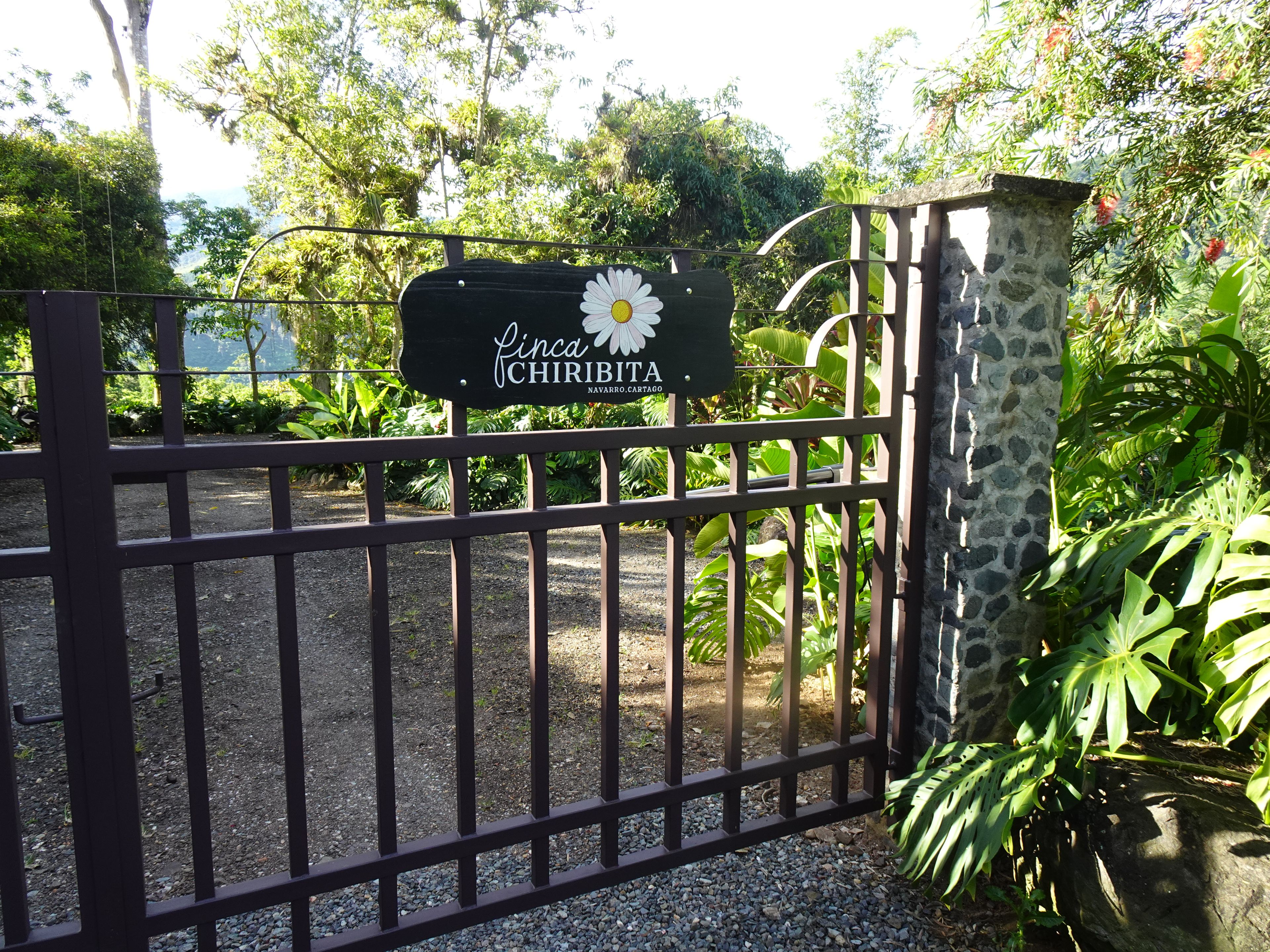 A gated entrance with a sign that reads 'Pinca Chiribita' and a website address.