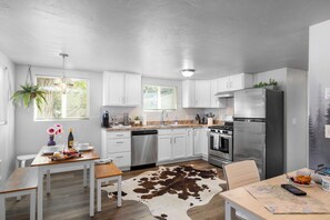 Private kitchen - Cozy 1-bedroom cottage in C Falls with HOT TUB and AC. 20 min from Glacier NP (Columbia Falls)