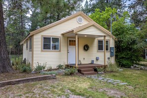 Exterior - Cozy 1-bedroom cottage in C Falls with HOT TUB and AC. 20 min from Glacier NP (Columbia Falls)