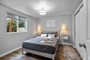 Room - Cozy 1-bedroom cottage in C Falls with HOT TUB and AC. 20 min from Glacier NP (Columbia Falls)