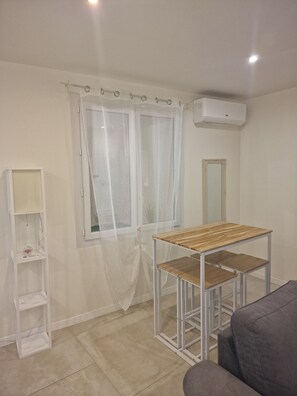 Dining - New Listing (Pinet)