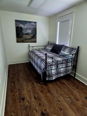Room - Cozy Cottage in tranquil New Roads (New Roads)