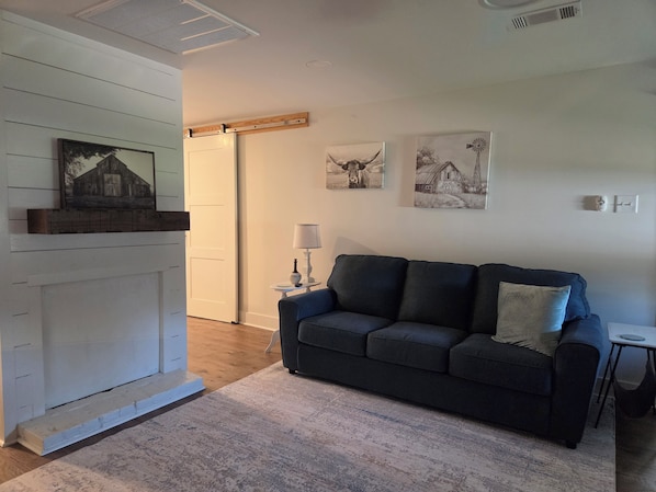 Living area - Cozy Cottage in tranquil New Roads (New Roads)