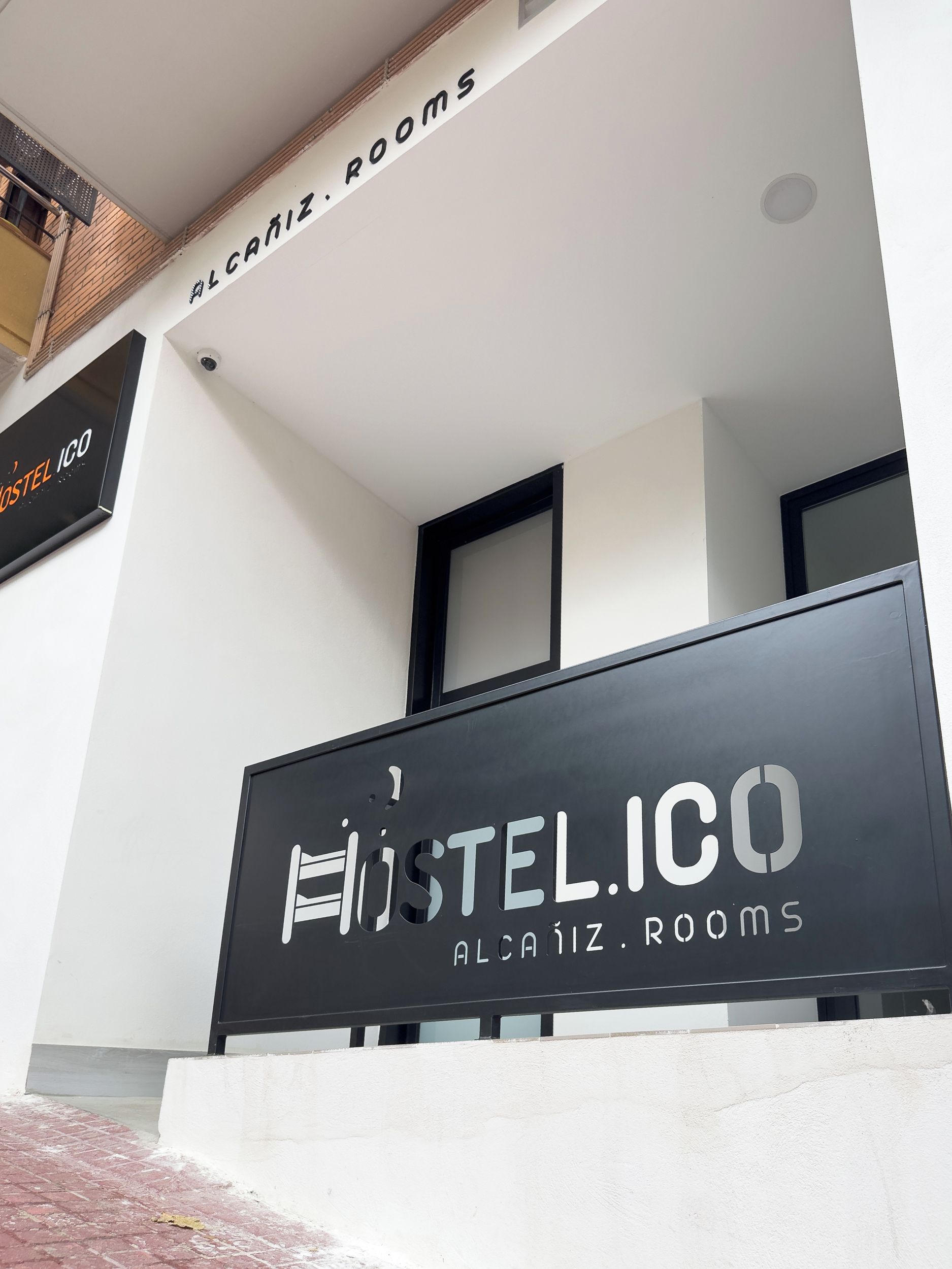 Segnaletica di un ostello con 'Alcanz. Stanze' e 'Ostello ICO', che indica il nome dell'ostello e il tipo di camera.