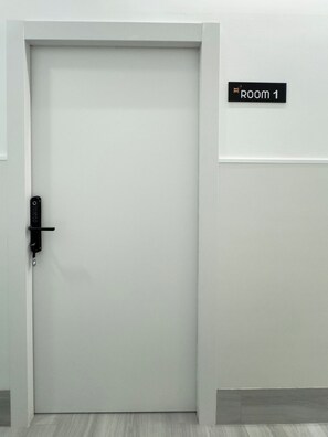 A closed door with a sign above it indicating 'ROOM 1'. - Hostel-ico alcañiz rooms (Alcañiz)
