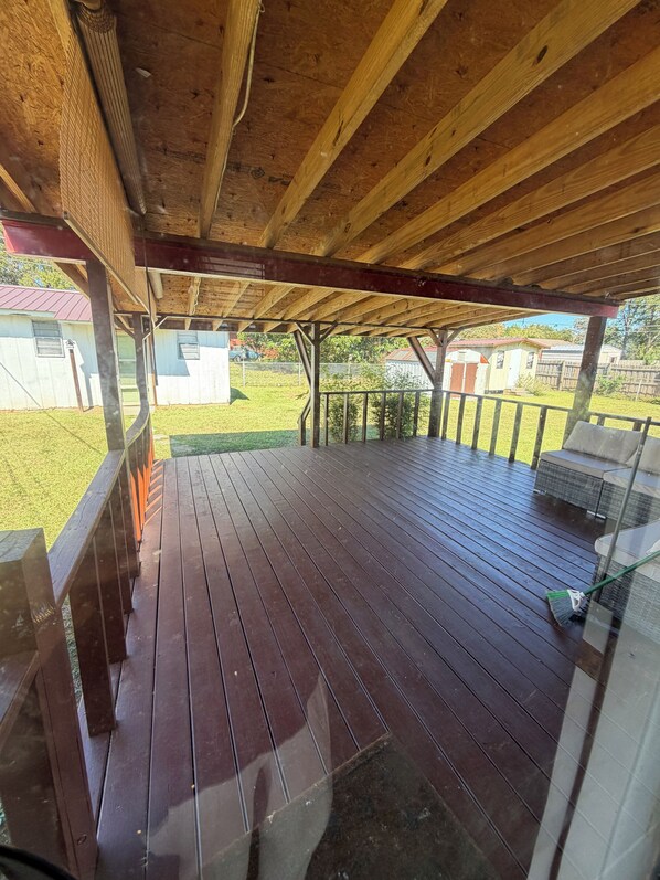 A covered outdoor deck with a wooden floor and metal railing. - STATEN House
Convenience & Comfort
3 bedroom Family & Pet Friendly (New Albany)