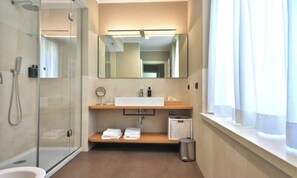 Bathroom - AN UNFORGETTABLE LAKESIDE GETAWAY SURROUNDED BY HISTORY, ROMANCE, SCENERY (Bellagio)