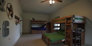 Room - Tranquil 7-bedroom farmhouse with AC in Liberty Hill (Liberty Hill)